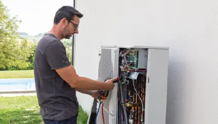 Benoît Rossillon, artisan fondateur d'Energie Plus, en intervention sur une pompe à chaleur